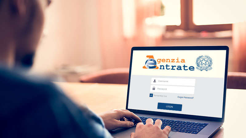 PC con schermata dell'Agenzia delle entrate online